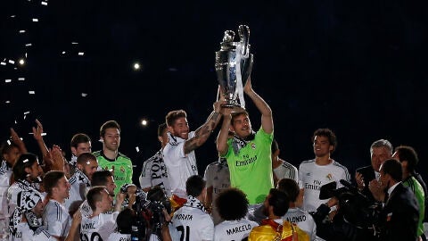 Casillas levanta la D&eacute;cima Champions del Real Madrid junto a Sergio Ramos
