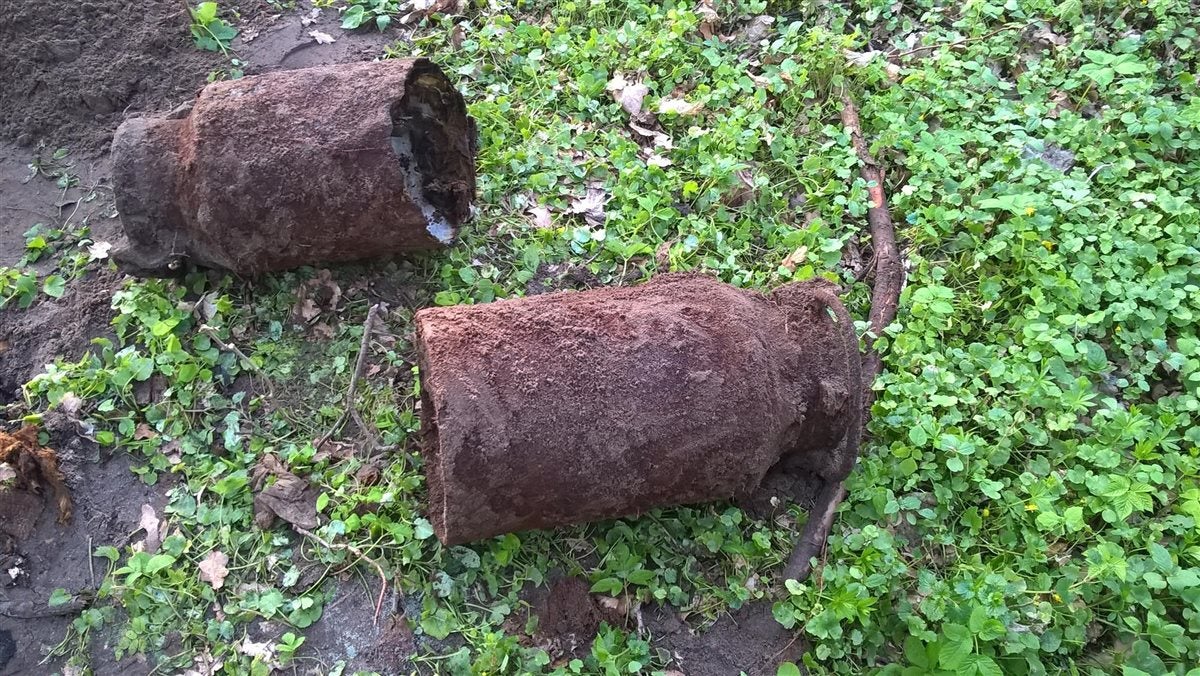 Manel Loureiro | Un joven descubre dos lecheras enterradas que contenían objetos del conde Hans Joachim von Finckenstein Manel Loureiro | Un joven descubre dos lecheras enterradas que contenían objetos del conde Hans Joachim von Finckenstein