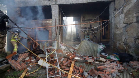 Destrozos ocasionados por la explosi&oacute;n en Tui