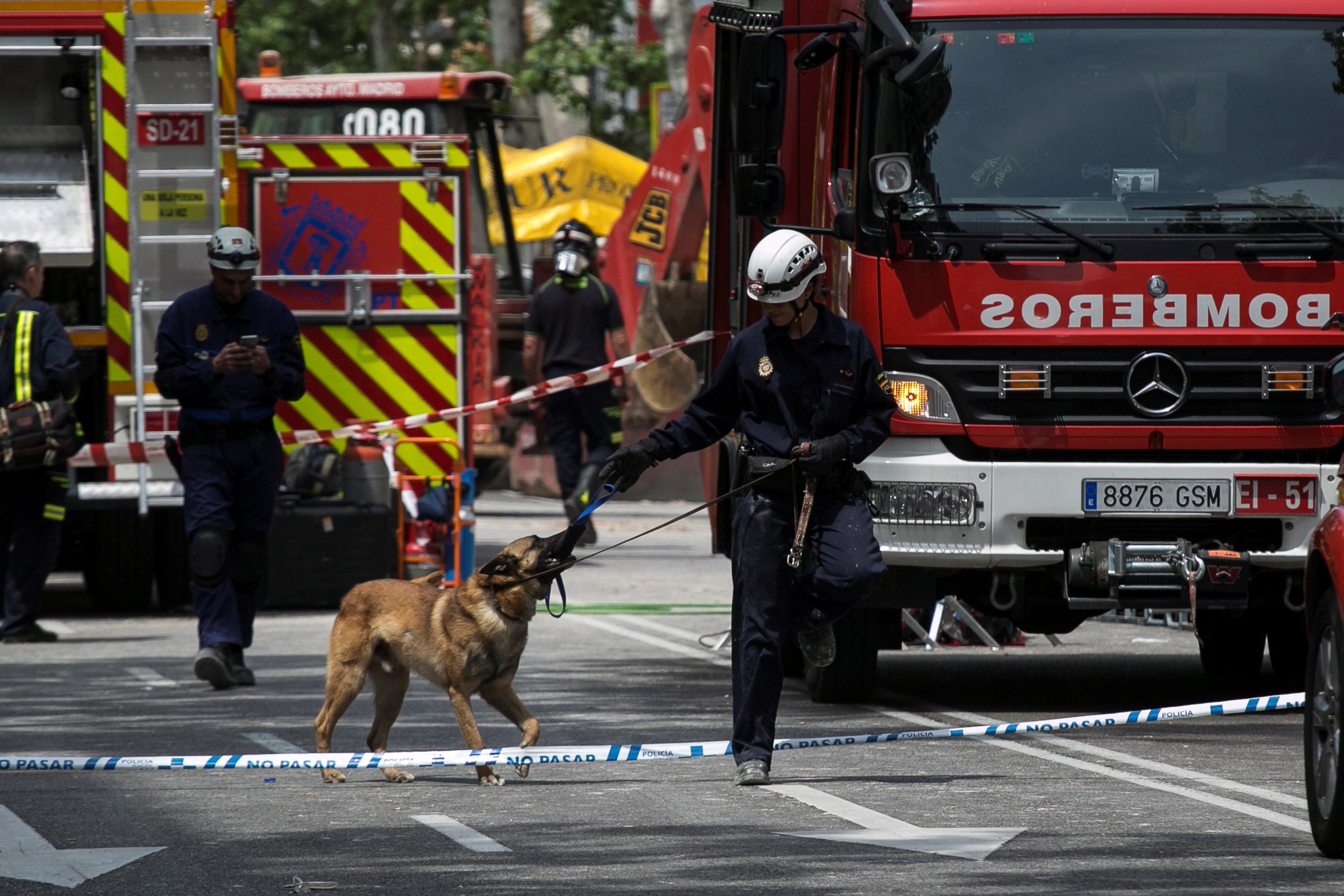 Los Bomberos no encuentran a los dos obreros desaparecidos en el derrumbe de un edificio en obras de Madrid Los Bomberos no encuentran a los dos obreros desaparecidos en el derrumbe de un edificio en obras de Madrid