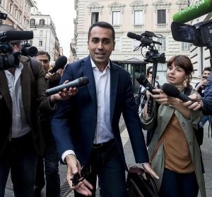 El candidato del Movimiento 5 Estrellas (M5S), Luigi Di Maio, habla con la prensa a su llegada ayer a la Cámara Baja en Roma, Italia El candidato del Movimiento 5 Estrellas (M5S), Luigi Di Maio, habla con la prensa a su llegada ayer a la Cámara Baja en Roma, Italia