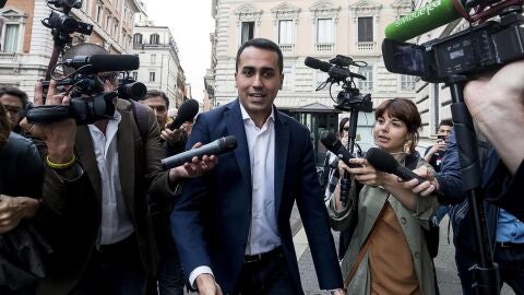 El candidato del Movimiento 5 Estrellas (M5S), Luigi Di Maio, habla con la prensa a su llegada ayer a la C&aacute;mara Baja en Roma, Italia