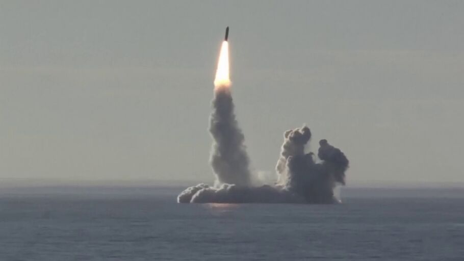 Rusia lanza exit&oacute;samente cuatro misiles desde un submarino