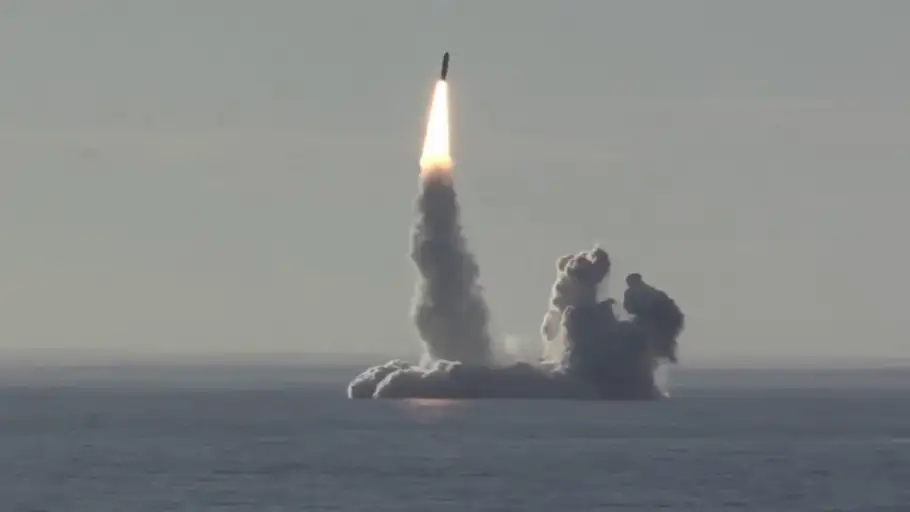 Rusia lanza exitósamente cuatro misiles desde un submarino Rusia lanza exitósamente cuatro misiles desde un submarino
