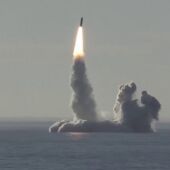 Rusia lanza exitósamente cuatro misiles desde un submarino