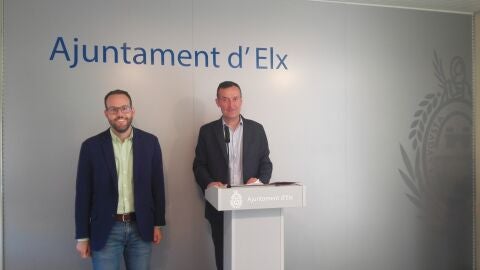 De izquierda a derecha, H&eacute;ctor D&iacute;ez, concejal de Promoci&oacute;n Econ&oacute;mica, y Carlos Gonz&aacute;lez, alcalde de Elche