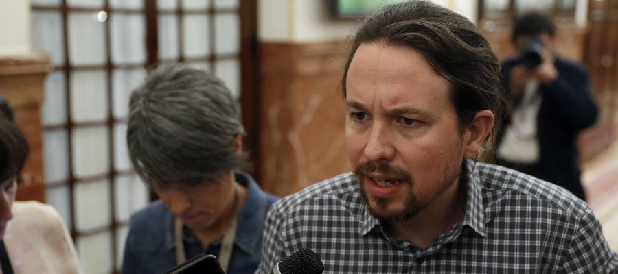 El líder de Podemos, Pablo Iglesias, atiende a los medios El líder de Podemos, Pablo Iglesias, atiende a los medios