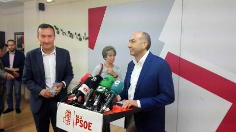 Carlos Gonz&aacute;lez y Alejandro Soler en la sede del PSOE de Elche