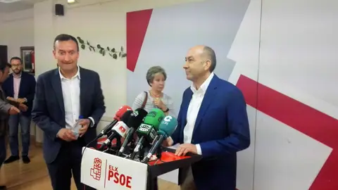 Carlos González y Alejandro Soler en la sede del PSOE de Elche Carlos González y Alejandro Soler en la sede del PSOE de Elche