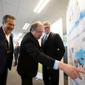 El presidente de la Junta visita las instalaciones de la multinacional belga que se asentará en Segovia