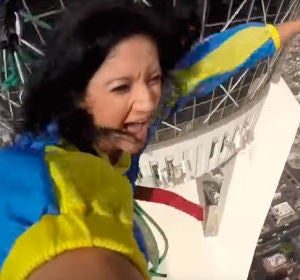 La youtuber ciega Joy Ross haciendo puenting La youtuber ciega Joy Ross haciendo puenting