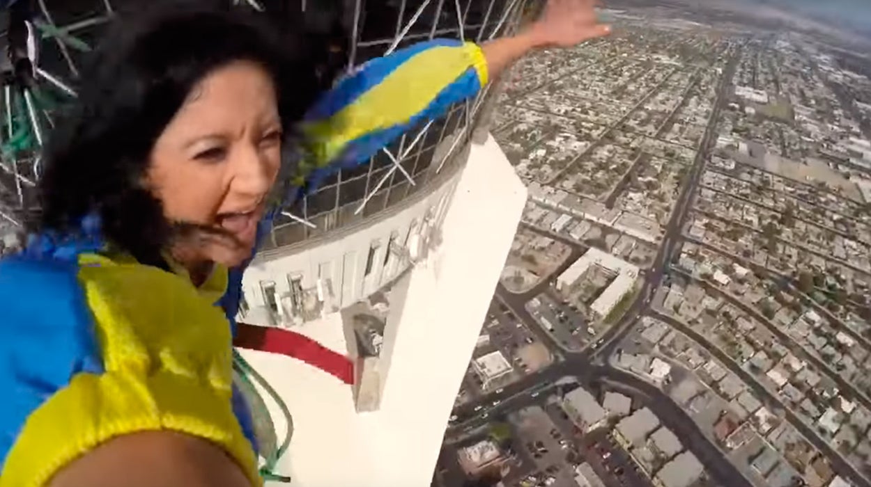 La increíble sensación experimenta una youtuber ciega al hacer puenting desde la azotea de un Casino de Las Vegas La increíble sensación experimenta una youtuber ciega al hacer puenting desde la azotea de un Casino de Las Vegas
