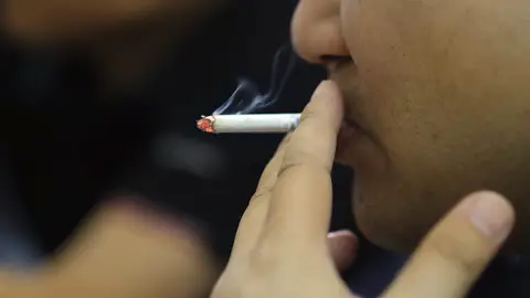 El cáncer de cabeza y cuello está muy relacionado con el tabaquismo El cáncer de cabeza y cuello está muy relacionado con el tabaquismo