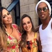 Ronaldinho se casará con dos mujeres al mismo tiempo, según un diario de Brasil