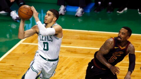 Jayson Tatum encesta ante el escolta JR Smith