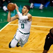Jayson Tatum encesta ante el escolta JR Smith Jayson Tatum encesta ante el escolta JR Smith