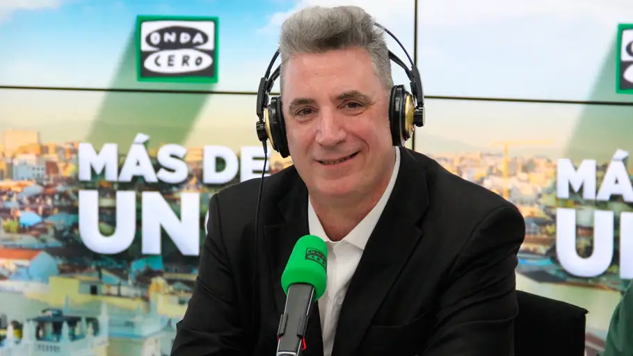 Loquillo en los estudios de Onda Cero Loquillo durante una entrevista en los estudios de Onda Cero