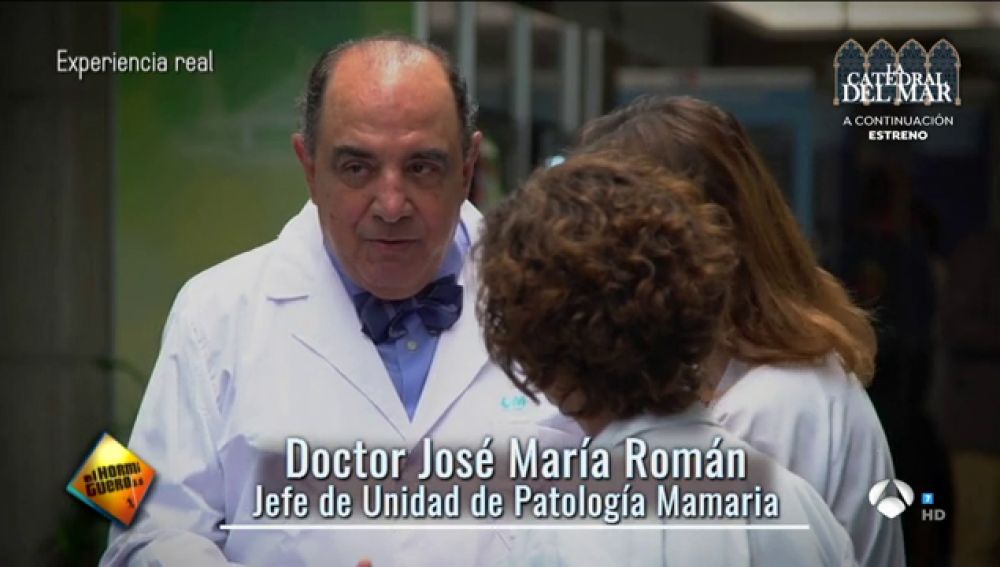 El inesperado homenaje a José María Román, el cirujano que se jubila tras 6.212 operaciones de cáncer de mama