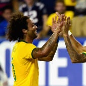 Marcelo y Neymar celebran un gol con Brasil