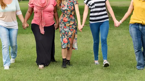 Grupo de mujeres caminando Grupo de mujeres caminando