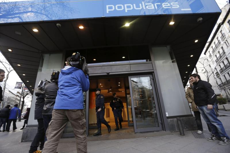 Las preguntas de Amón: "¿Qué legitimidad tendrá el nuevo líder del PP si solo va a votarlo el 7,4% de sus afiliados?" Las preguntas de Amón: "¿Qué legitimidad tendrá el nuevo líder del PP si solo va a votarlo el 7,4% de sus afiliados?"