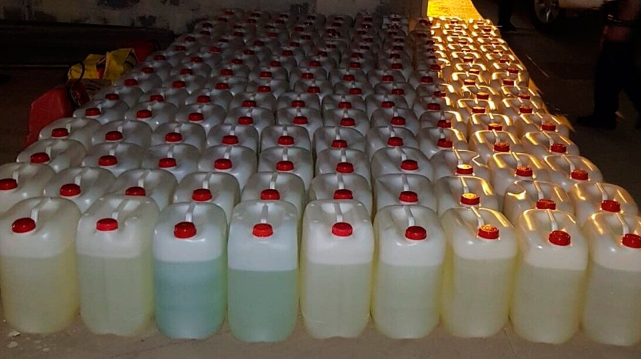 Incautados más de 3.700 litros de combustible para las narcolanchas en La Línea Incautados más de 3.700 litros de combustible para las narcolanchas en La Línea