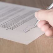Firmar un contrato