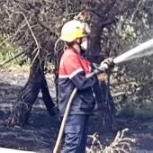 Un bombero en las tareas de extinción forestal en Santa Pola