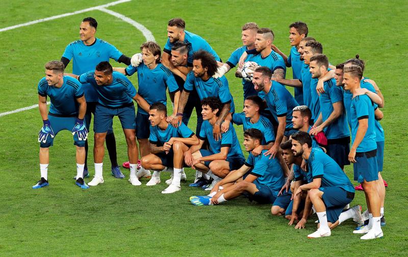 El Real Madrid repite ritual y se hace una foto en el césped en el último entrenamiento antes de la final El Real Madrid repite ritual y se hace una foto en el césped en el último entrenamiento antes de la final