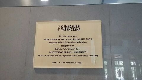 Placa conmemorativa de la inauguraci&oacute;n del edificio La Galia de la UMH