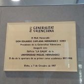 Placa conmemorativa de la inauguración del edificio La Galia de la UMH
