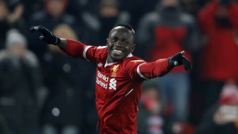 Man&eacute; celebra un gol con el Liverpool