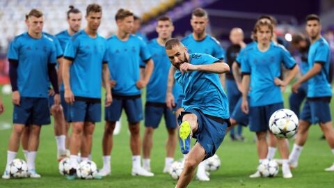 Benzema tira a puerta en el entrenamiento del Real Madrid