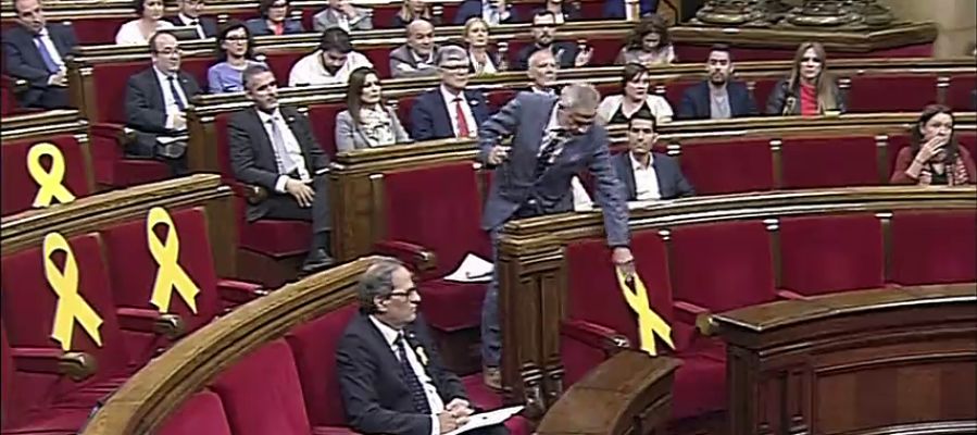 Torrent suspende el pleno en el Parlament tras un rifirrafe con Ciudadanos por los lazos amarillos Torrent suspende el pleno en el Parlament tras un rifirrafe con Ciudadanos por los lazos amarillos