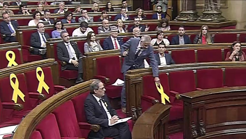 Torrent suspende el pleno en el Parlament tras un rifirrafe con Ciudadanos por los lazos amarillos
