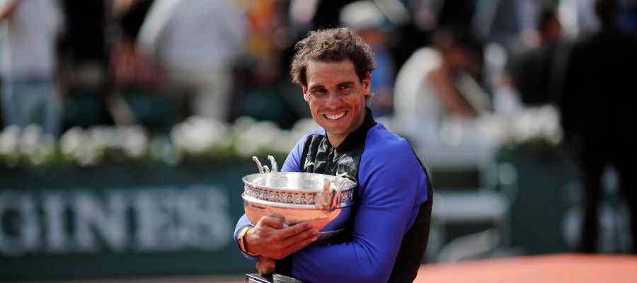 Nadal, con su décimo Roland Garros entre sus brazos Nadal, con su décimo Roland Garros entre sus brazos