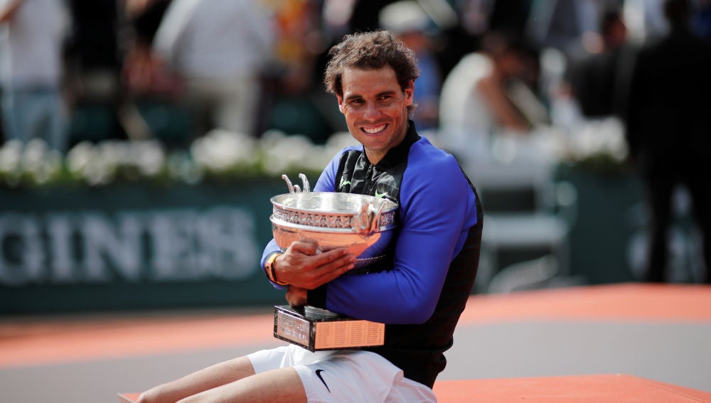 Nadal, con su décimo Roland Garros entre sus brazos