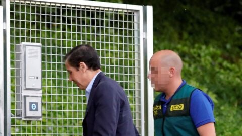 Zaplana llega a la comandancia de la guardia civil para pasar la noche