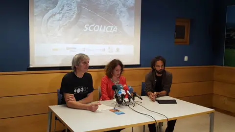 Presentación de una réplica de una huella icnofócil en el Geoparque Presentación de una réplica de una huella icnofócil en el Geoparque