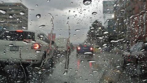 Veh&iacute;culos parados por la intensa lluvia en Madrid