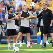 Henderson dialoga con Klopp en el entrenamiento del Liverpool