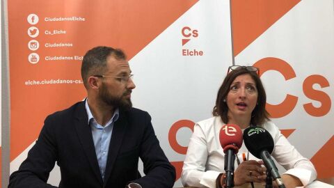 El concejal de Cs Elche Juan Antonio Sempere junto a la diputada autn&oacute;mica Rosa Garc&iacute;a