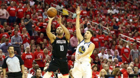 Eric Gordon lanza a canasta ante Klay Thompson