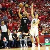 Eric Gordon lanza a canasta ante Klay Thompson Eric Gordon lanza a canasta ante Klay Thompson