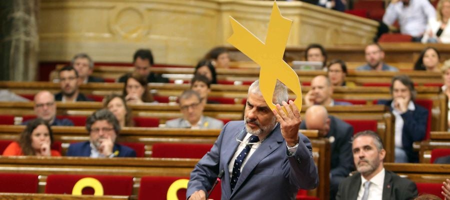 Carrizosa quita un lazo amarillo en el Parlament Carrizosa quita un lazo amarillo en el Parlament
