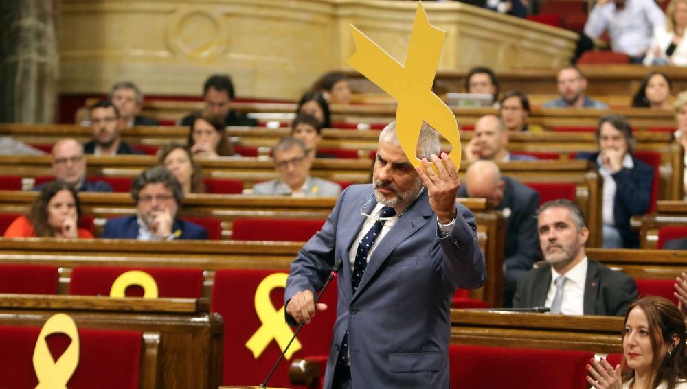 Carrizosa quita un lazo amarillo en el Parlament