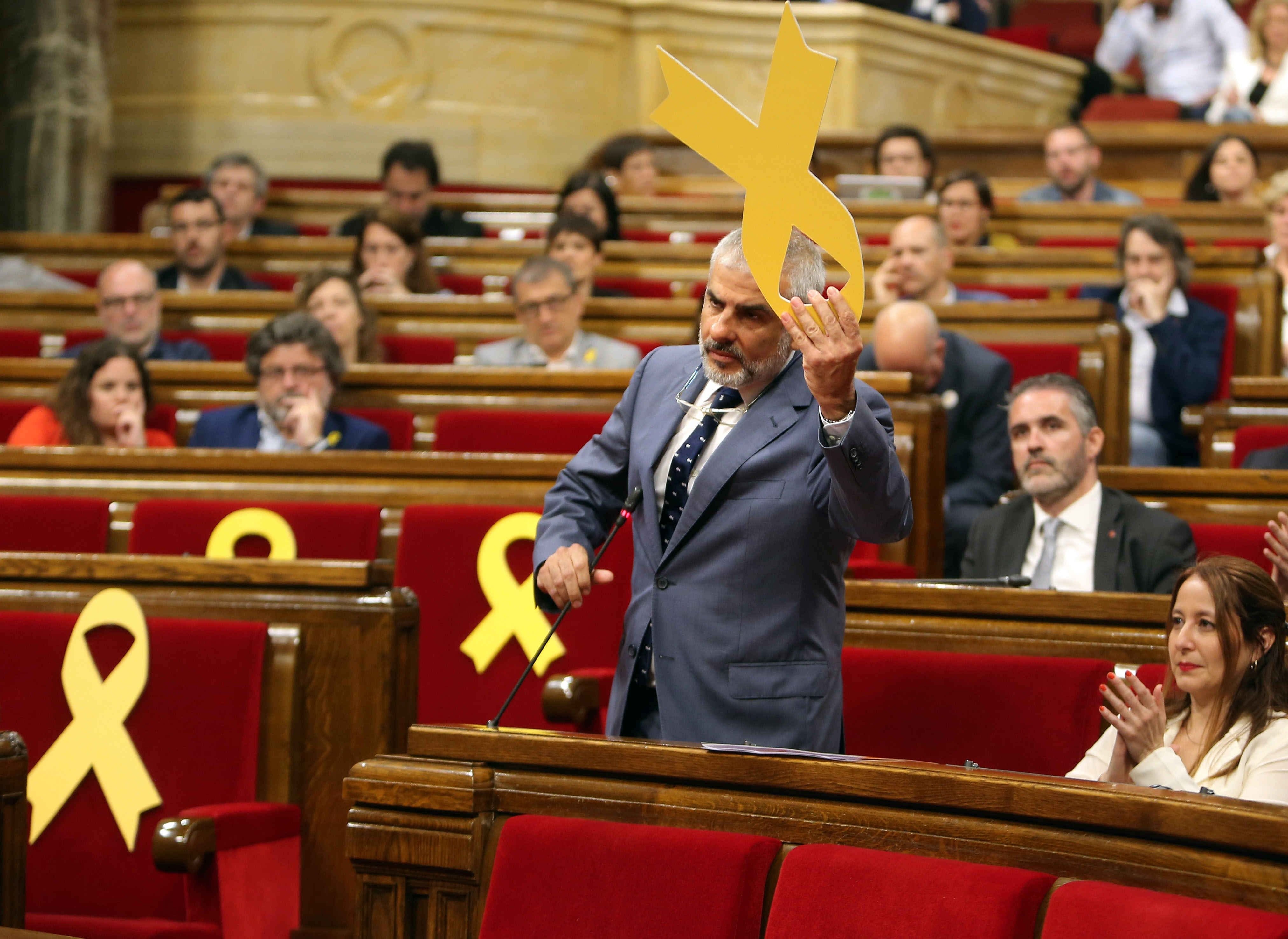 Ciudadanos critica que Colau quiera reponer el lazo amarillo en el Ayuntamiento: "Va siempre de la mano del independentismo" Ciudadanos critica que Colau quiera reponer el lazo amarillo en el Ayuntamiento: "Va siempre de la mano del independentismo"
