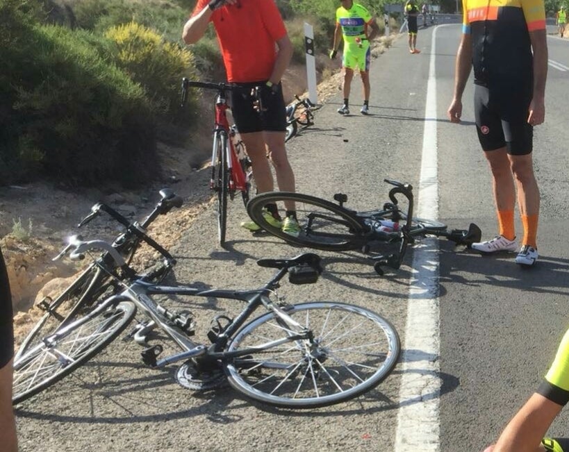 Ciclista arrollado por una moto: "Hemos vuelto a nacer, no sé cómo no nos ha matado" Ciclista arrollado por una moto: "Hemos vuelto a nacer, no sé cómo no nos ha matado"