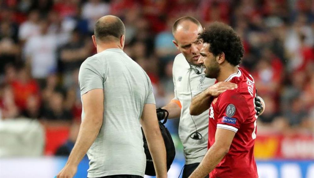 Salah se retira lesionado en la final. 