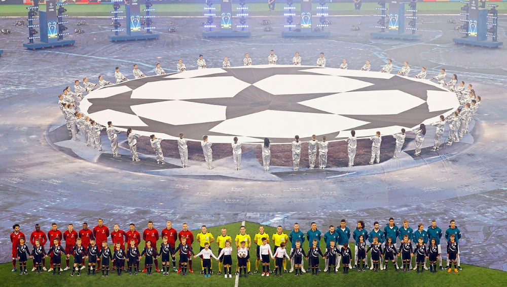Los jugadores del Liverpool FC y Real Madrid se alinean antes de la final de la UEFA Champions League